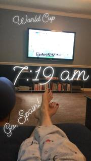 Elizabeth Tulloch feet photo thumbnail