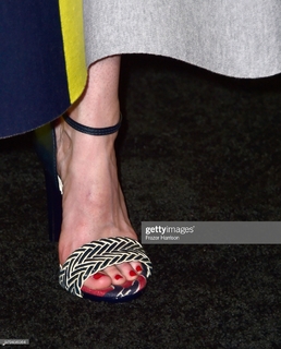 Elizabeth Tulloch feet photo thumbnail