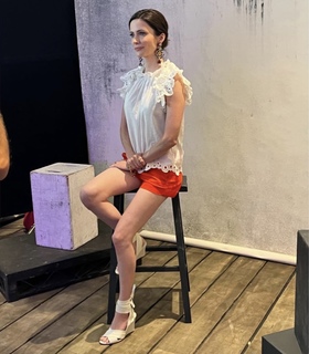 Elizabeth Tulloch feet photo thumbnail