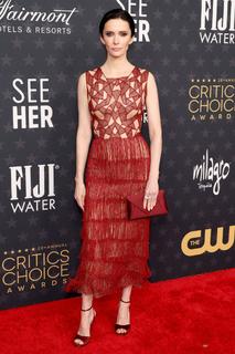 Elizabeth Tulloch feet photo thumbnail