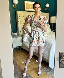 Elizabeth Tulloch feet photo thumbnail