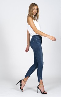 Elizabeth Turner feet photo 3