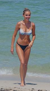 Elizabeth Turner feet photo 8