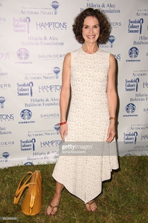 Elizabeth Vargas feet photo 9