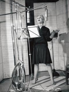 Elke Sommer feet photo thumbnail