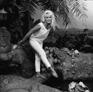 Elke Sommer feet photo thumbnail