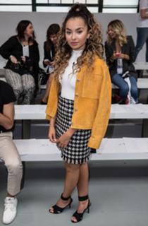 Ella Eyre feet photo 3