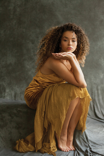 Ella Eyre feet photo 1
