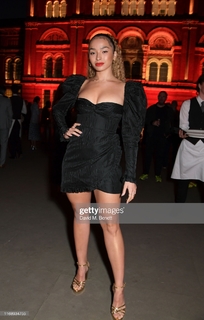 Ella Eyre feet photo 4
