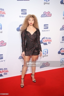 Ella Eyre feet photo 8