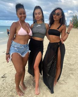 Ella Eyre feet photo 12