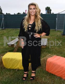 Ella Henderson feet photo 18