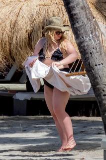 Ella Henderson feet photo 17
