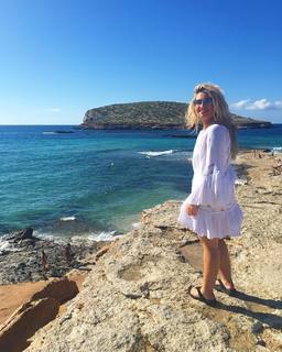 Ella Henderson feet photo 10