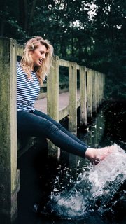 Ella Henderson feet photo 4