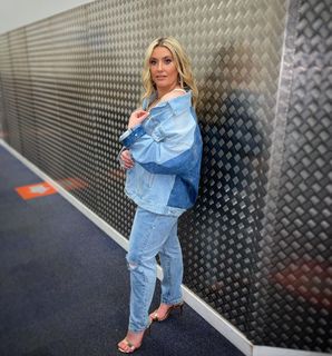 Ella Henderson feet photo 11