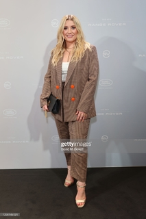 Ella Henderson feet photo 2