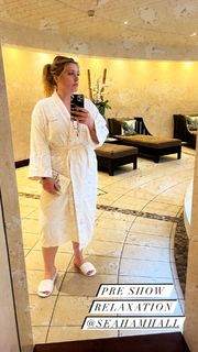 Ella Henderson feet photo 20
