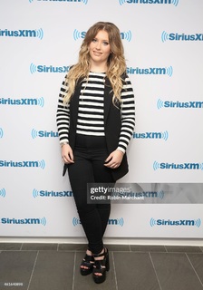 Ella Henderson feet photo 18