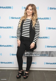 Ella Henderson feet photo 17