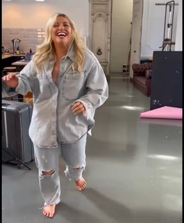 Ella Henderson feet photo 6