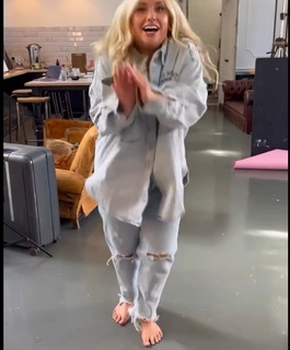 Ella Henderson feet photo 5