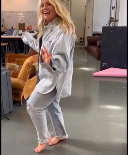 Ella Henderson feet photo 4