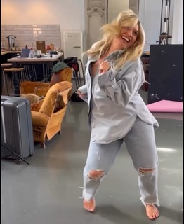 Ella Henderson feet photo 1