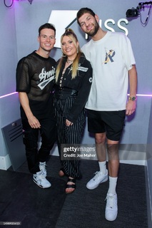 Ella Henderson feet photo 15
