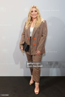 Ella Henderson feet photo 3