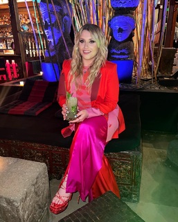Ella Henderson feet photo 17