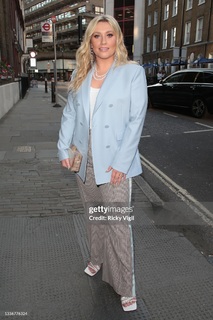 Ella Henderson feet photo 4