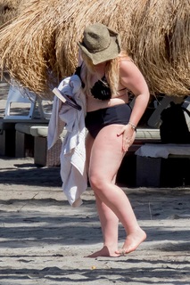 Ella Henderson feet photo 3