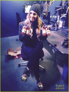 Ella Henderson feet photo 15
