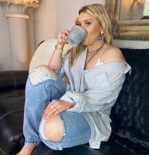 Ella Henderson feet photo 9