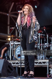 Ella Henderson feet photo 18