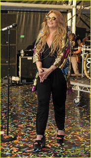 Ella Henderson feet photo 17