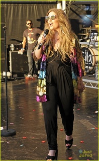 Ella Henderson feet photo 15