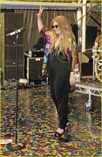 Ella Henderson feet photo 10