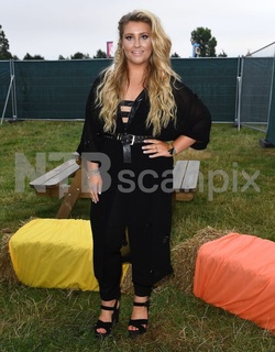 Ella Henderson feet photo 7