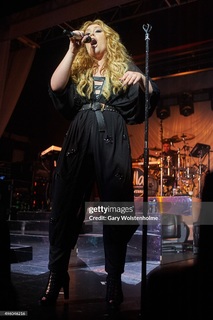 Ella Henderson feet photo 1