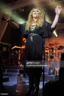 Ella Henderson feet photo 14