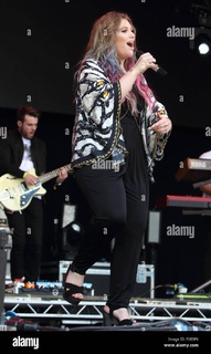 Ella Henderson feet photo 9