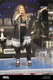 Ella Henderson feet photo 8