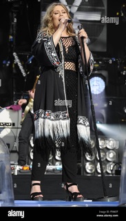 Ella Henderson feet photo 7