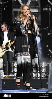 Ella Henderson feet photo 6
