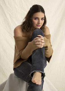 Ella Hunt feet photo 1