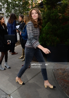 Ella Hunt feet photo 3