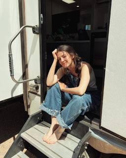 Ella Hunt feet photo 10