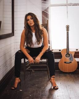 Ella Langley feet photo thumbnail